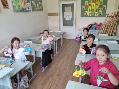 В кружках и студиях отдела Мир творчества проходят занятия по подготовке к празднику  посвященному "Мамы",  который пройдет 30 мая на территории ГЦТШ Кыргызстан балдары.