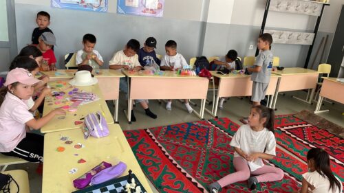 Преподаватели отдела Мир творчества, продолжают проводить занятия в школьных лагерях.