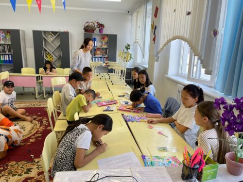 Преподаватели отдела Мир творчества, продолжают проводить занятия в школьных лагерях.