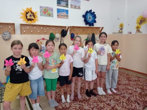 Преподаватели отдела Мир творчества, продолжают проводить занятия в школьных лагерях.