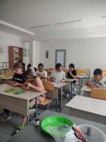 Преподаватели отдела Мир творчества, продолжают проводить занятия в школьных лагерях.