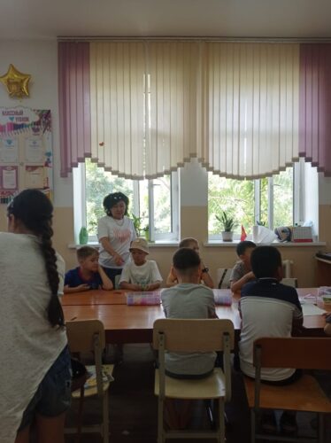 Преподаватели отдела Мир творчества, продолжают проводить занятия в школьных лагерях.
