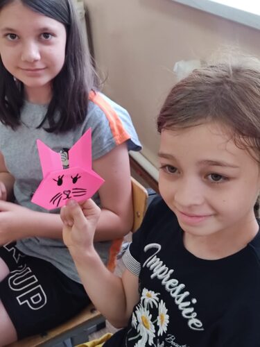 Преподаватели отдела Мир творчества, продолжают проводить занятия в школьных лагерях.