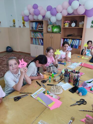 Преподаватели отдела Мир творчества, продолжают проводить занятия в школьных лагерях.