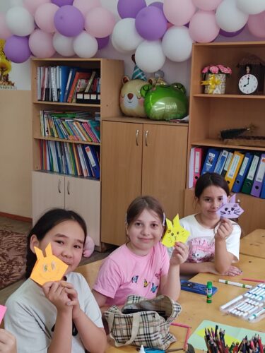 Преподаватели отдела Мир творчества, продолжают проводить занятия в школьных лагерях.
