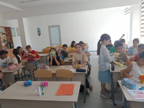 Преподаватели отдела Мир творчества, продолжают проводить занятия в школьных лагерях.