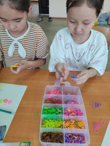 Преподаватели отдела Мир творчества, продолжают проводить занятия в школьных лагерях.