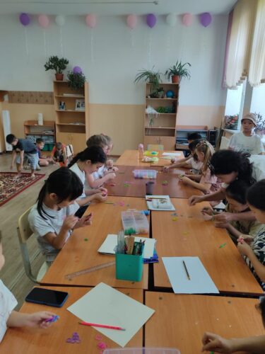 Преподаватели отдела Мир творчества, продолжают проводить занятия в школьных лагерях.