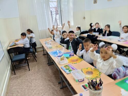 В кружках прикладного творчества "Мир творчества " начались занятия, по плану.