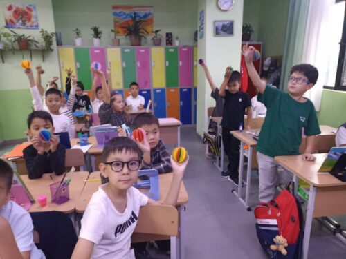 В кружках прикладного творчества "Мир творчества " начались занятия, по плану.