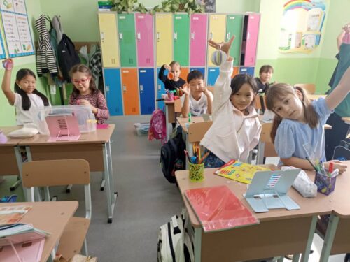 В кружках прикладного творчества "Мир творчества " начались занятия, по плану.