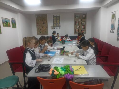 Работа в кружках и студиях.