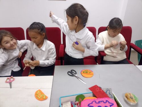 Работа в кружках и студиях.