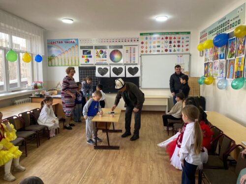 9 марта в кружке " Развивайка" ГЦТШ " Кыргызстан балдары" прошёл праздник ко дню 8 марта.