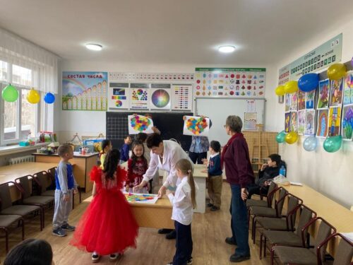 9 марта в кружке " Развивайка" ГЦТШ " Кыргызстан балдары" прошёл праздник ко дню 8 марта.