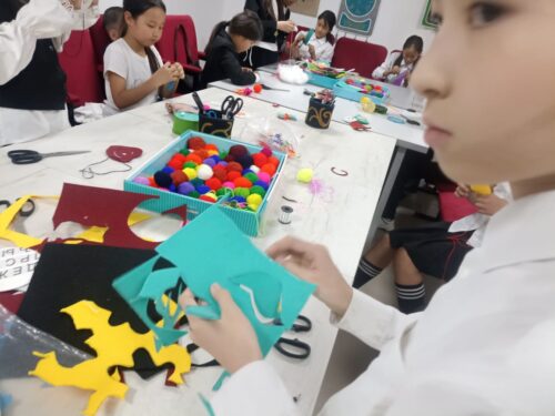 Работа в кружках и студиях.